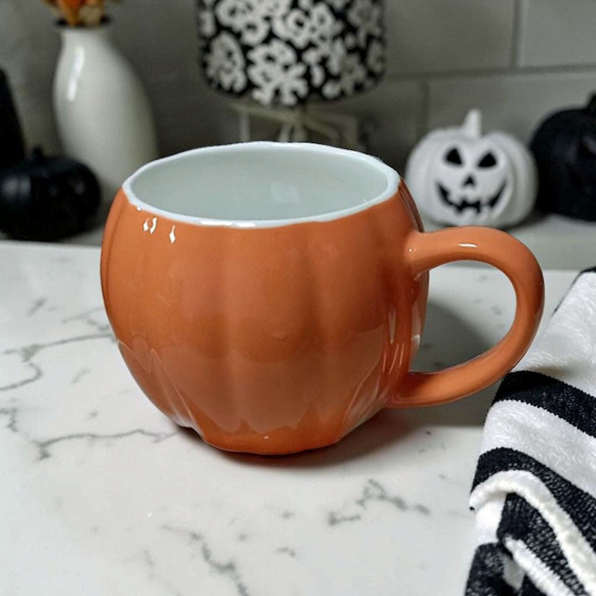 Pumpkin-Shaped Ceramic Coffee Mug – 16.8 oz