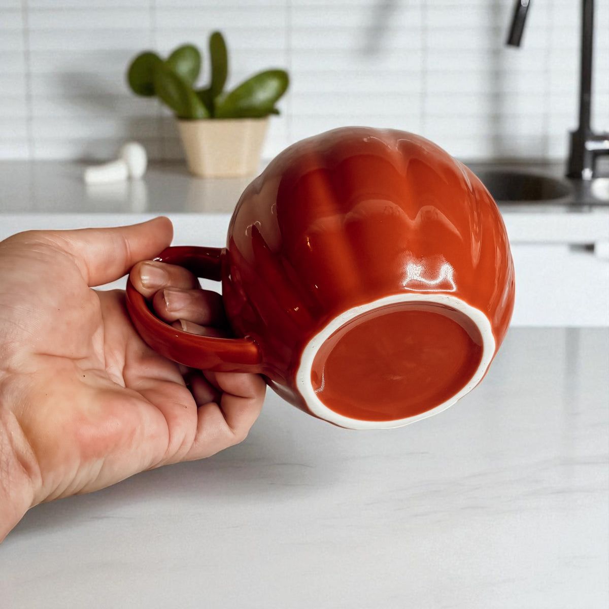 Pumpkin-Shaped Ceramic Coffee Mug – 16.8 oz